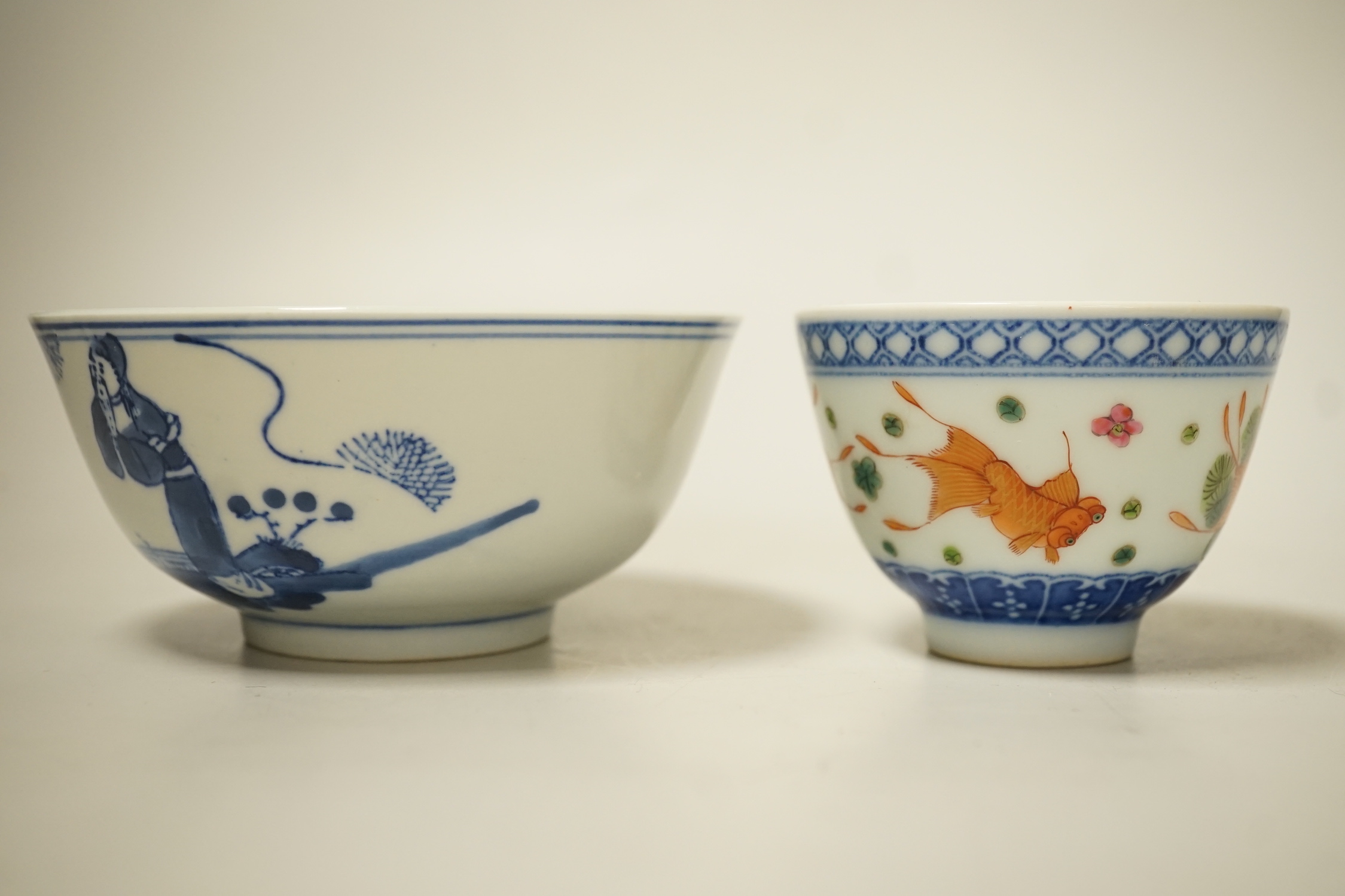 A 19th century Chinese blue and white bowl, an enamelled goldfish cup and two snuff bottles - Image 10 of 11