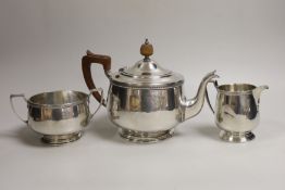 A George V silver circular three piece tea set, Alexander Clark Co, Birmingham, 1930, gross weight
