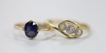 An 18ct and plat, singe stone diamond and two stone split pearl set crossover ring, size Q and a