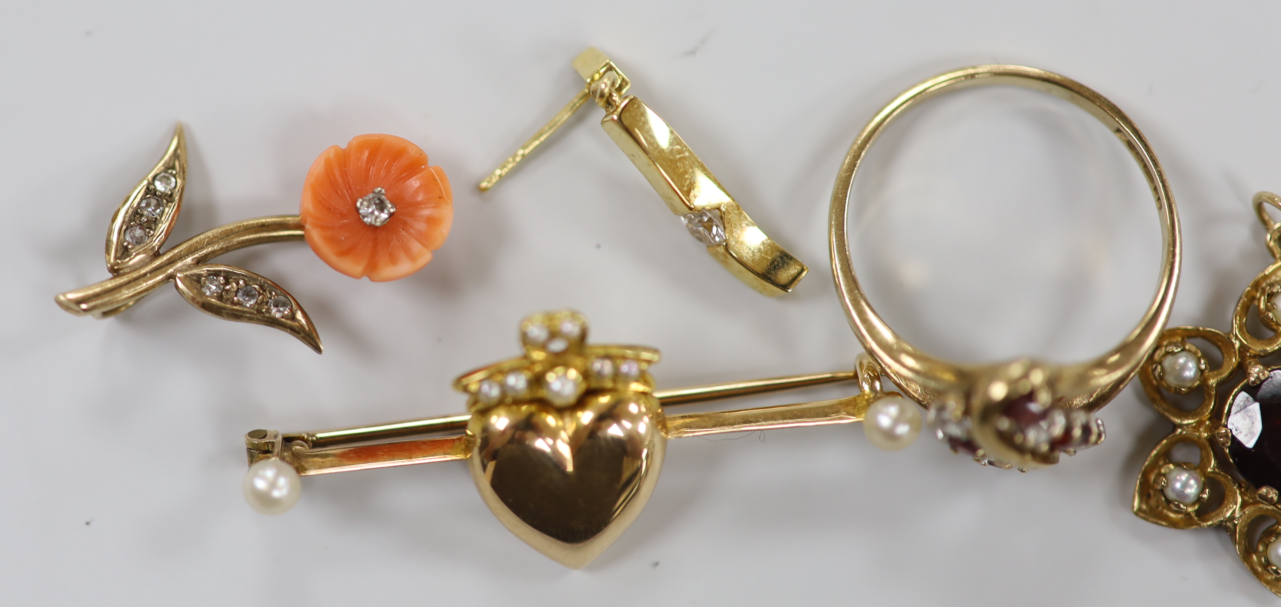 Assorted jewellery including yellow metal and seed pearl set heart bar brooch, 40mm, a pair of - Image 4 of 4