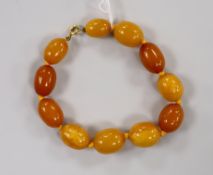 A single strand amber bracelet, 19cm.