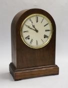 A mahogany cased mantel clock with American movement, 33cm