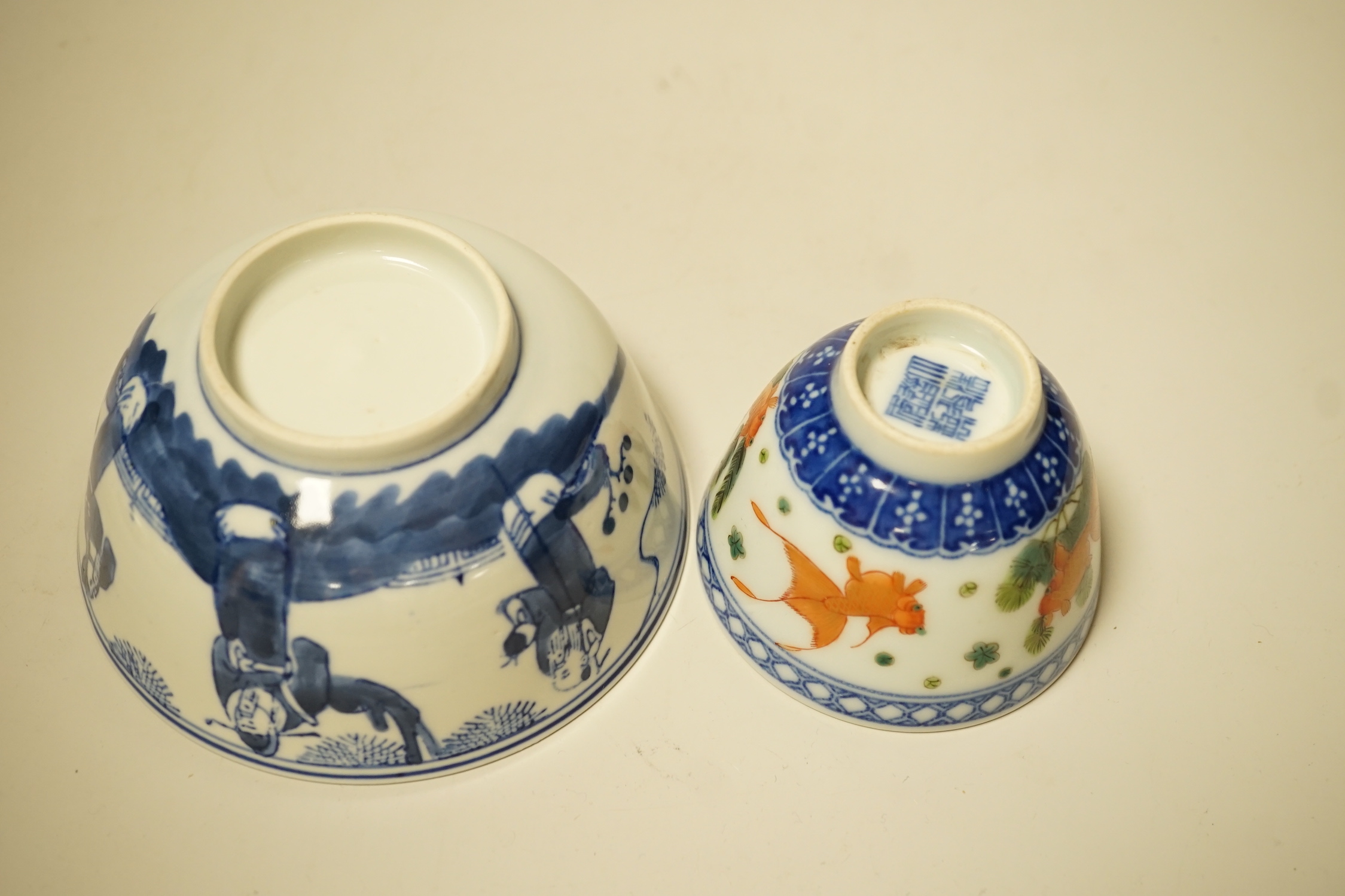 A 19th century Chinese blue and white bowl, an enamelled goldfish cup and two snuff bottles - Image 11 of 11