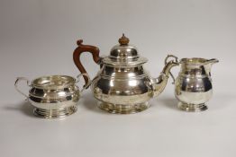 A George V silver three piece baluster tea set, Adie Bros, Birmingham, 1922/4, gross weight 29.8oz.