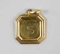 A small Cartier 750 octagonal pendant, engraved with the letter S, numbered 149835, 15mm, 4 grams.
