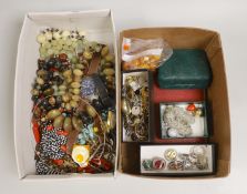 A quantity of mixed costume jewellery, including rings, necklaces, etc.
