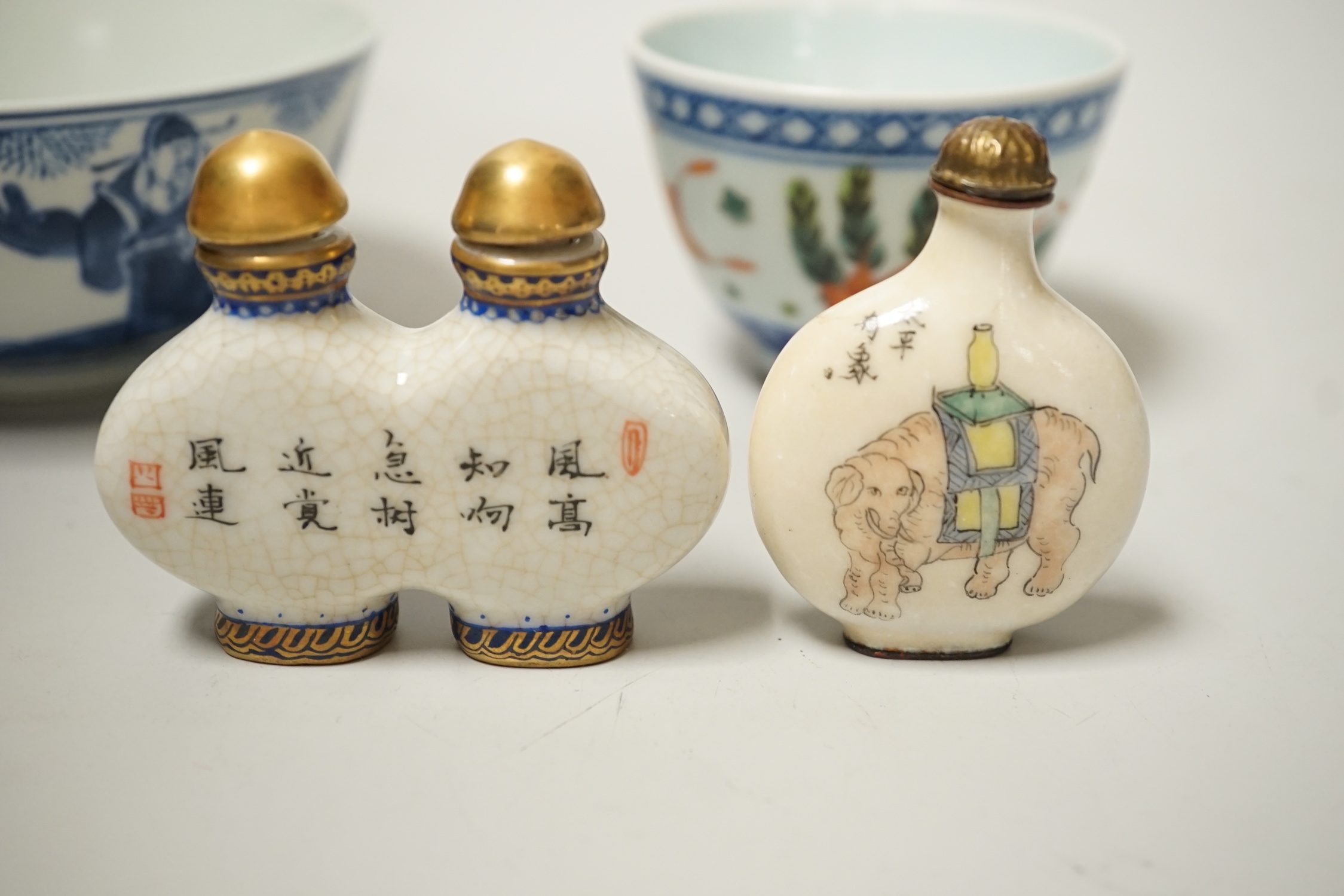 A 19th century Chinese blue and white bowl, an enamelled goldfish cup and two snuff bottles - Image 5 of 11