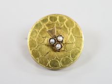 An early 20th century Russian 56 zolotnik yellow metal and seed pearl set circular brooch, 22mm,