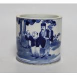 A Chinese blue and white porcelain brushpot, 10cm tall, rim reduced