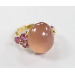 A modern 750 yellow metal, pink cabochon and six stone tourmaline> set dress ring, size M, gross