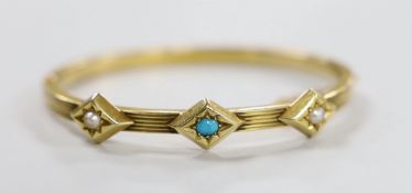 An Edwardian reeded yellow metal, turquoise and split pearl set three stone hinged bangle,