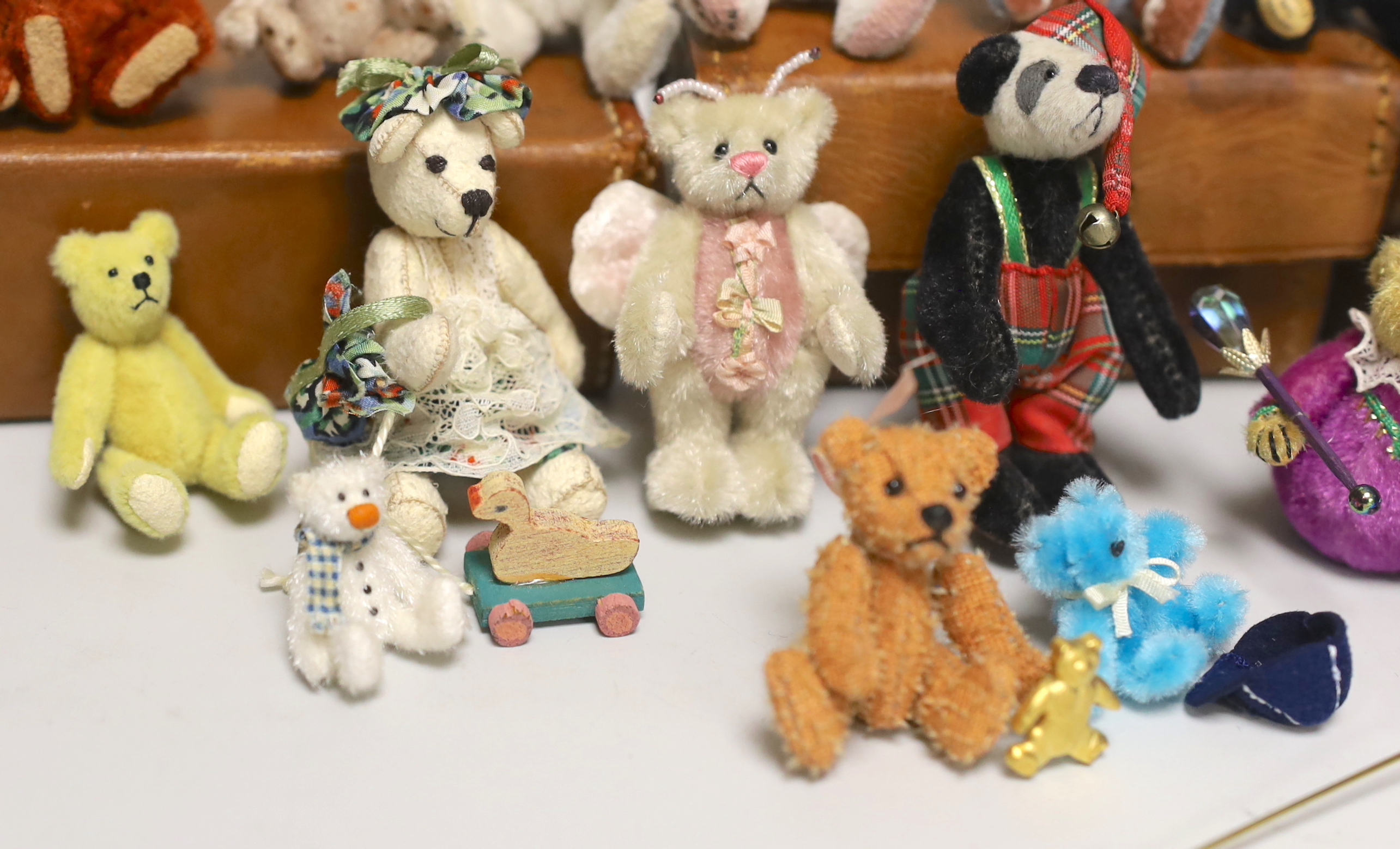 Twenty two miniature Artist bears, assorted teddy bear badges and three teddy bear brooches - Image 4 of 6