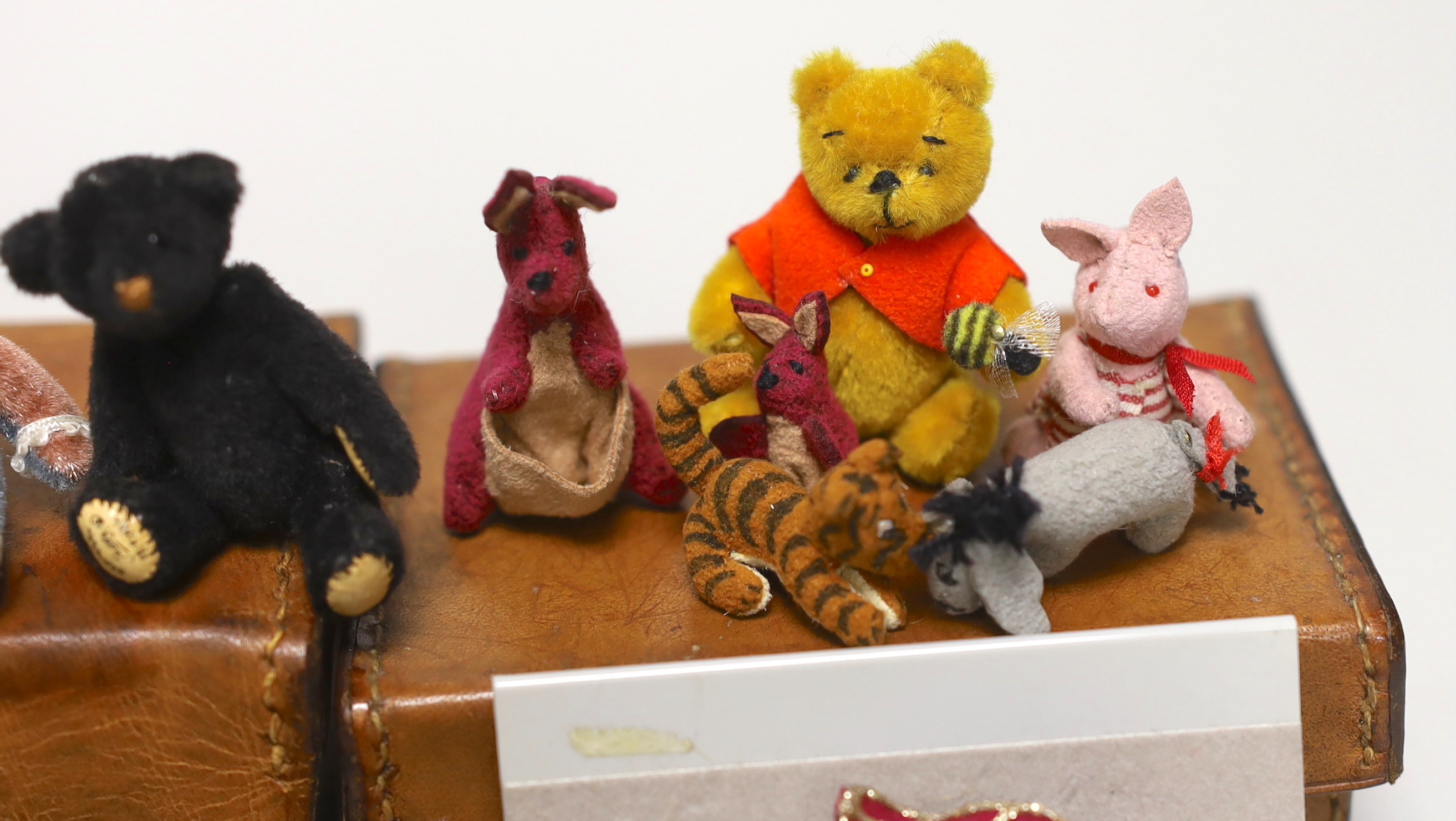 Twenty two miniature Artist bears, assorted teddy bear badges and three teddy bear brooches - Image 3 of 6