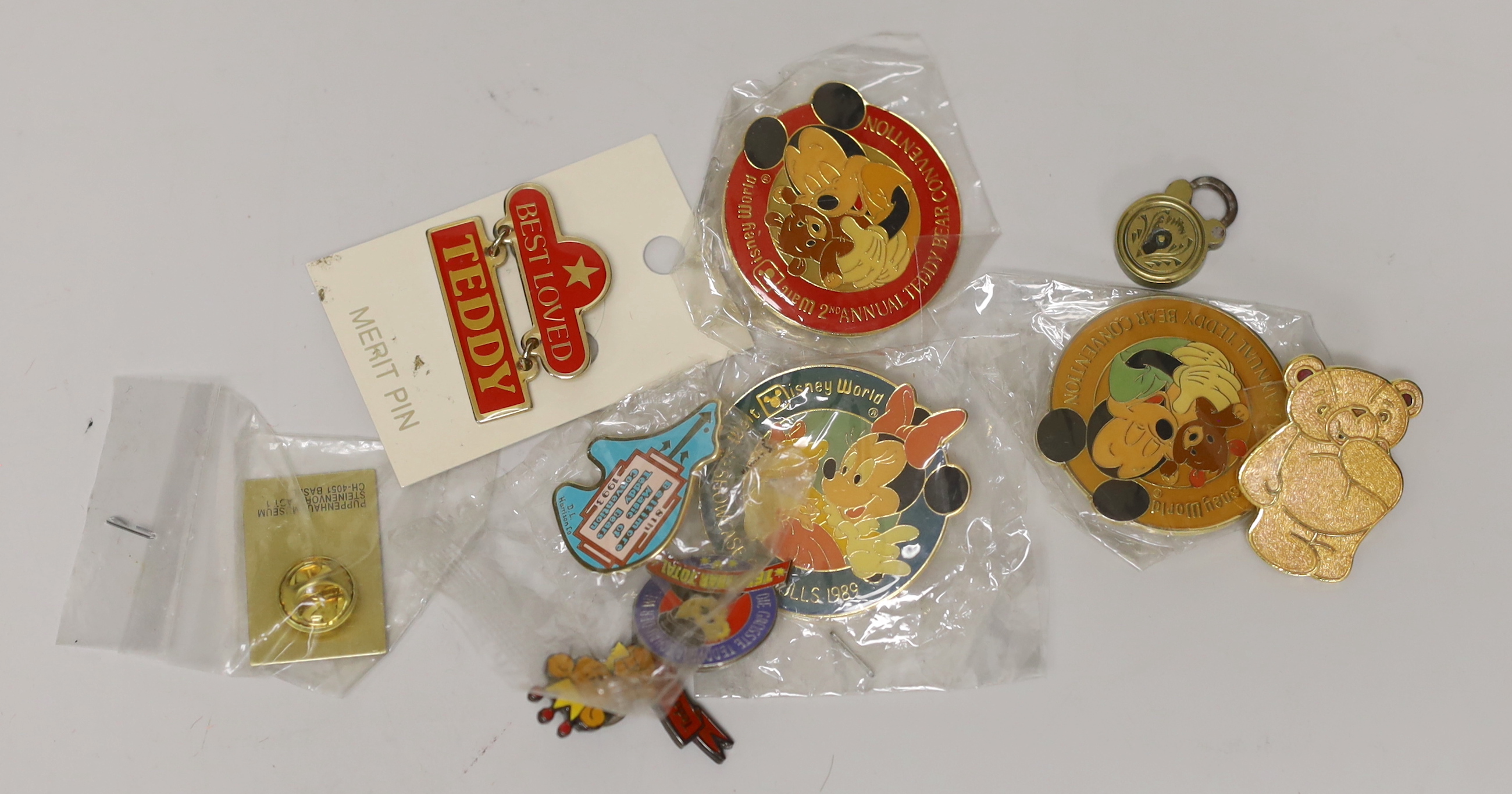 Twenty two miniature Artist bears, assorted teddy bear badges and three teddy bear brooches - Image 6 of 6