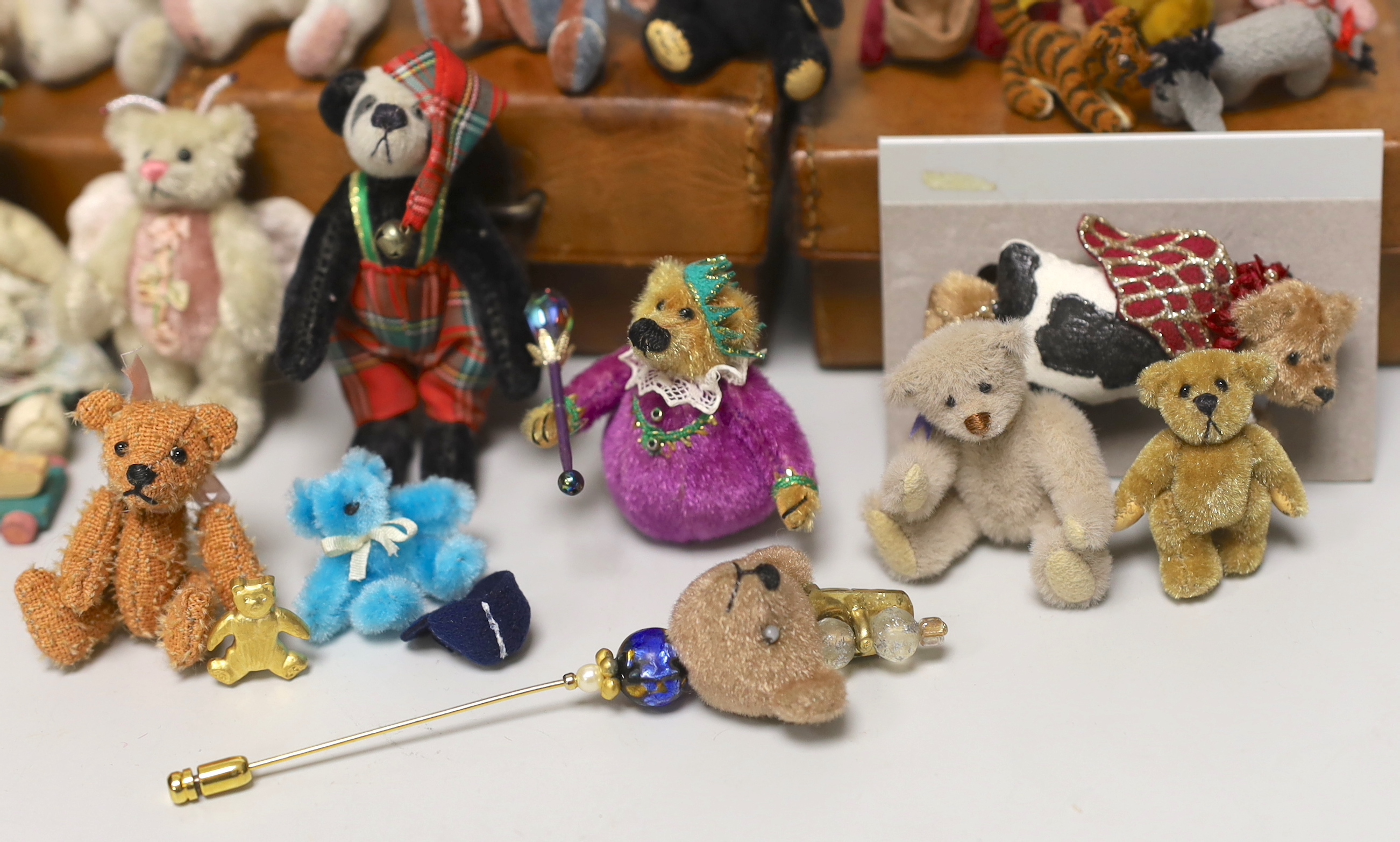 Twenty two miniature Artist bears, assorted teddy bear badges and three teddy bear brooches - Image 5 of 6