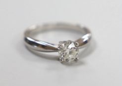 A modern 750 white metal and solitaire diamond ring, size M, gross weight 3.7 grams, the stone