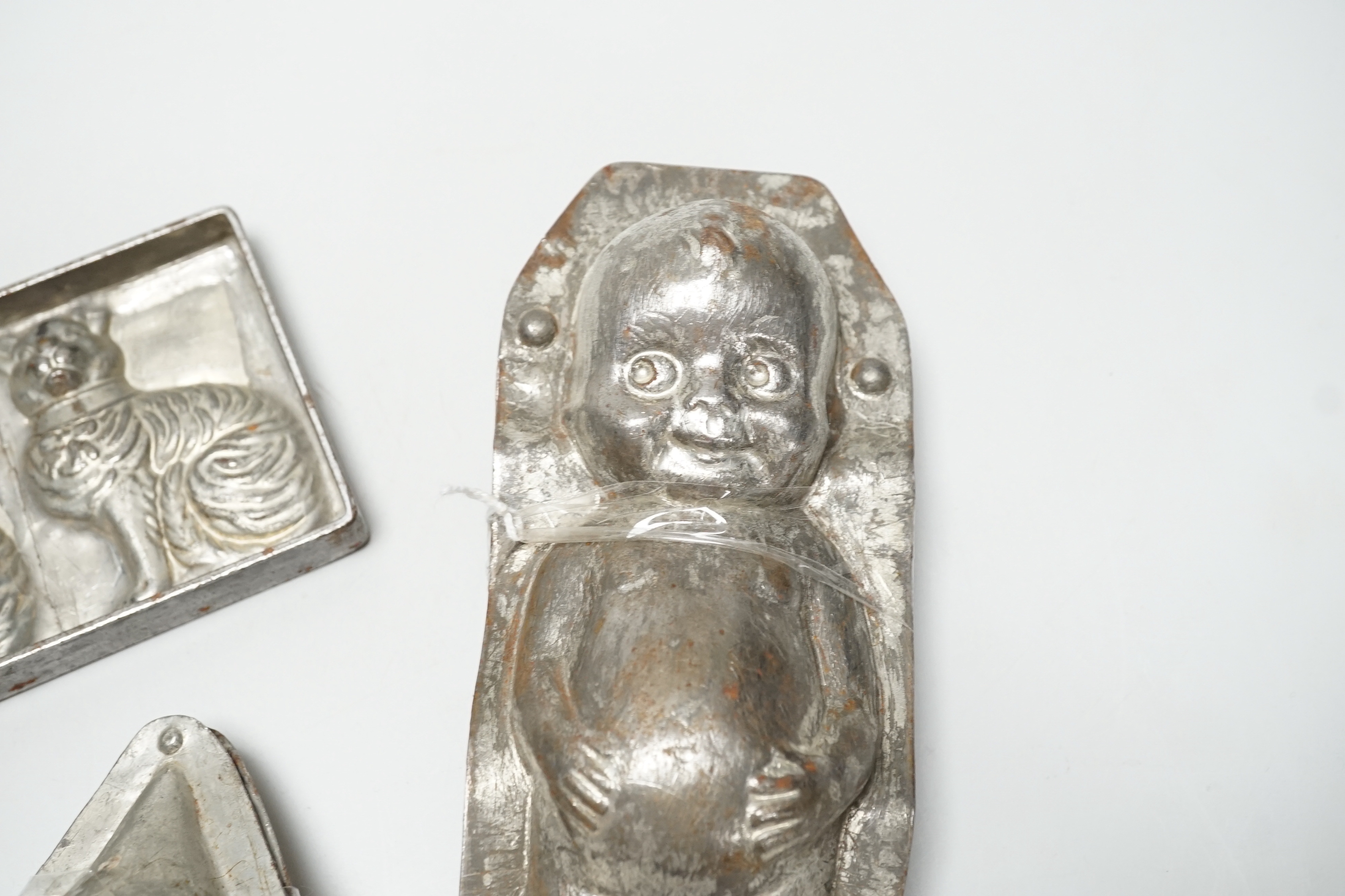 Four chocolate mould tins: a cat, a kewpie and two others - Image 9 of 15