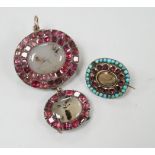 A Georgian white metal, foil backed garnet and moss agate set graduated drop brooch, 46mm and a