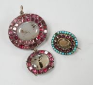 A Georgian white metal, foil backed garnet and moss agate set graduated drop brooch, 46mm and a