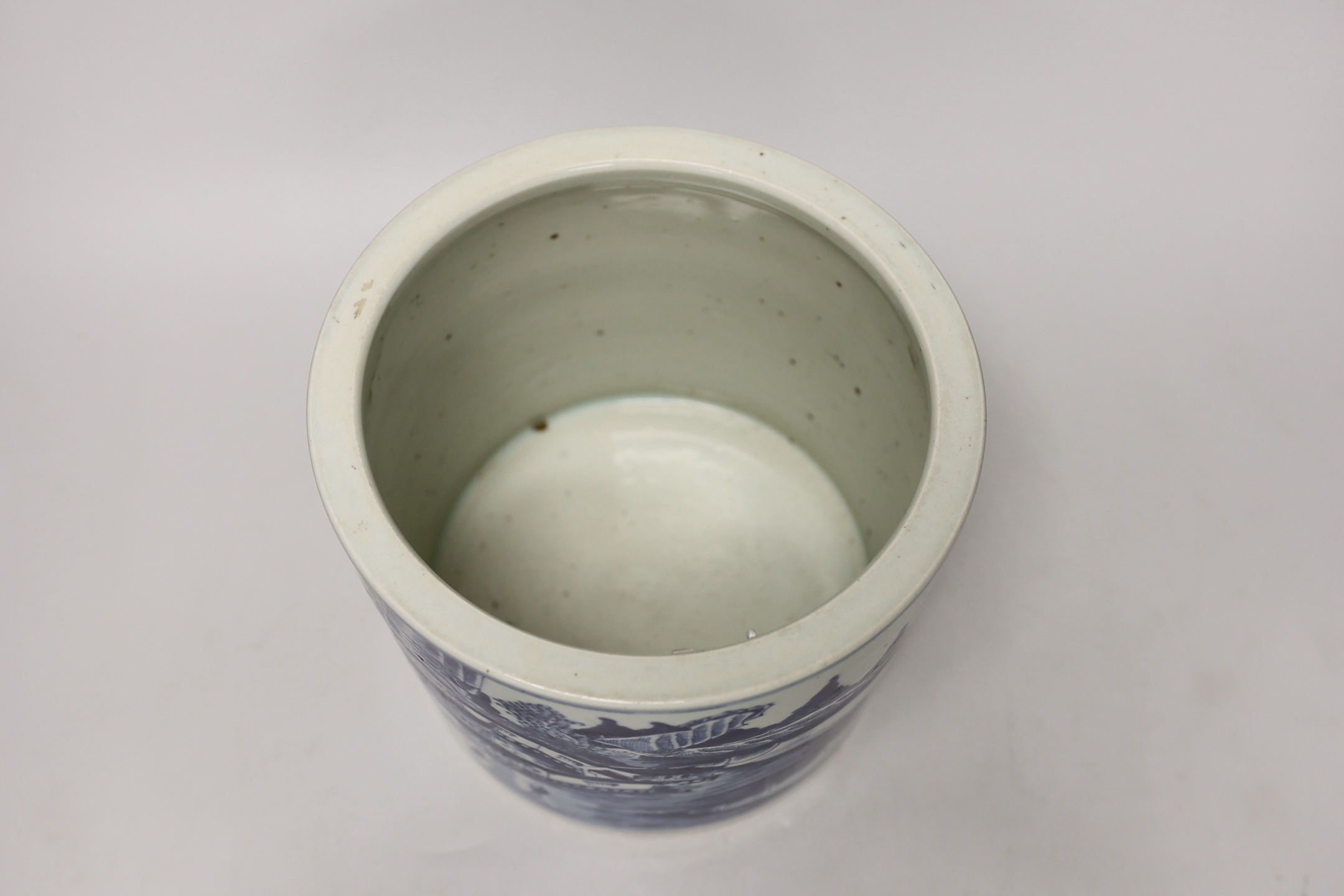 A Chinese blue and white brushpot, 17.5cm high - Image 5 of 6