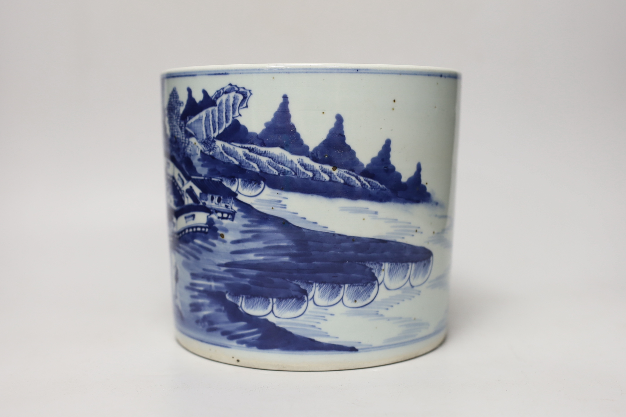 A Chinese blue and white brushpot, 17.5cm high - Image 3 of 6
