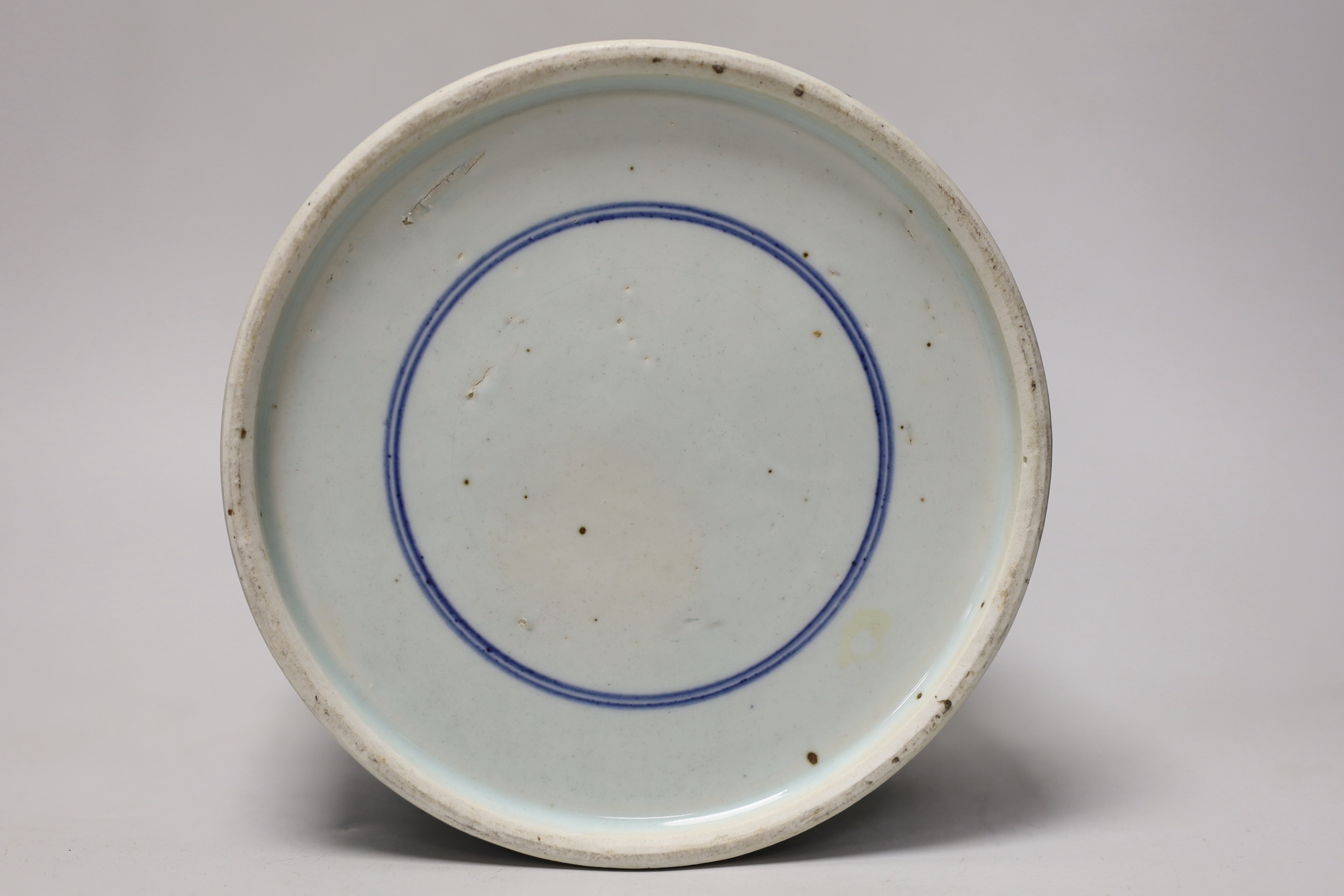 A Chinese blue and white brushpot, 17.5cm high - Image 6 of 6
