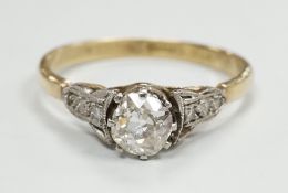 An 18ct and single stone diamond set ring, with diamond set shoulders, size N/O, gross weight 2.2