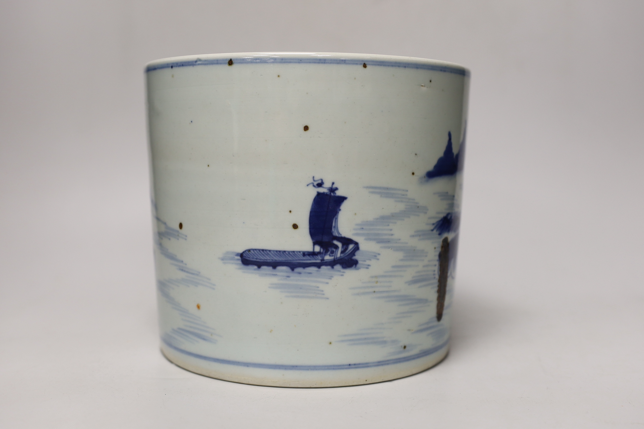 A Chinese blue and white brushpot, 17.5cm high - Image 4 of 6