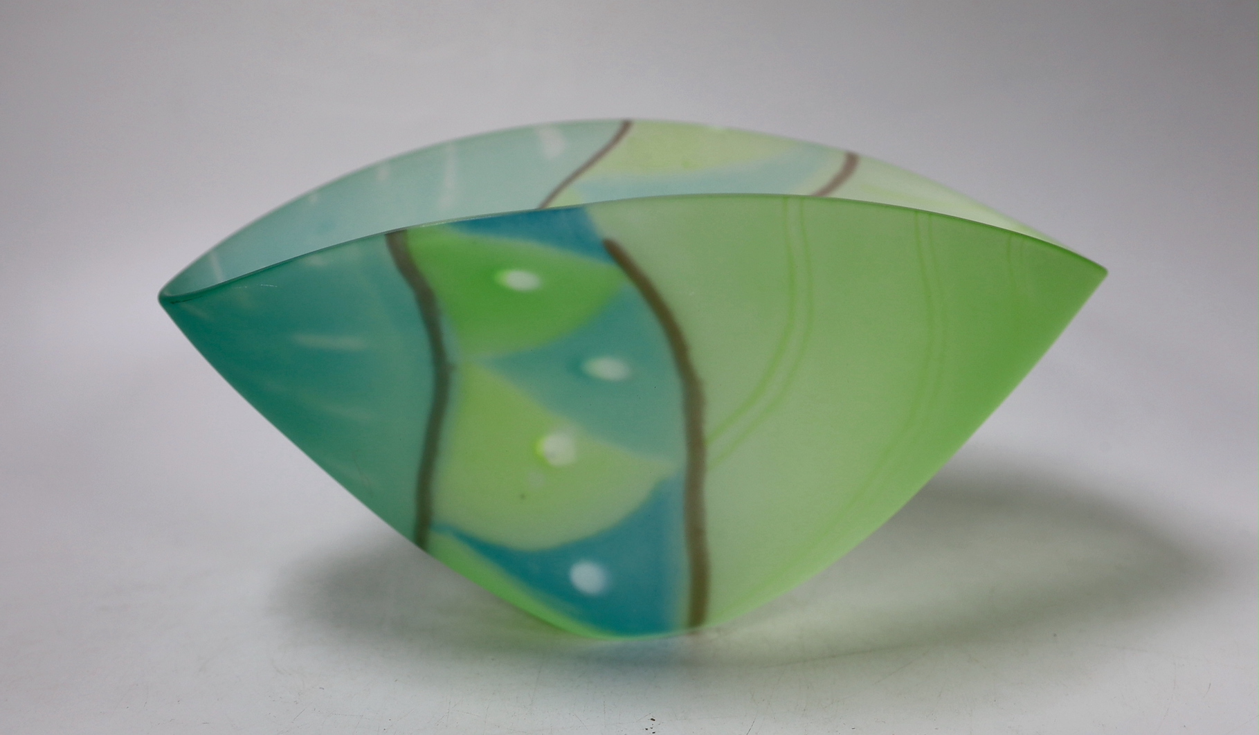 A 1990's Pauline Solven studio art glass bowl, 25.5cm wide, 13cm high