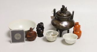 A boxed Tek Sing Cargo bowl, boxed, a bronze censer, a horn netsuke, etc. (8)