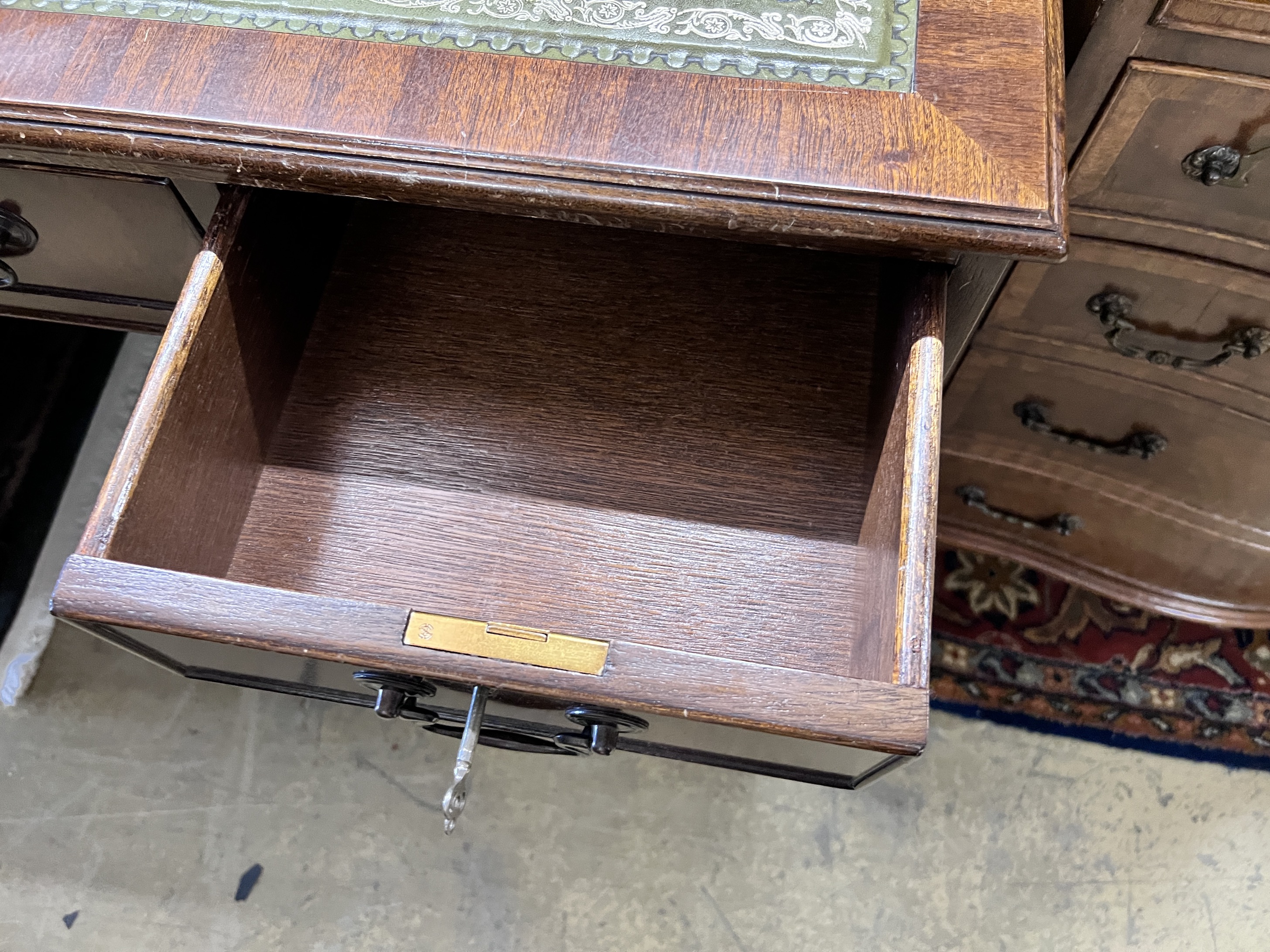 A reproduction mahogany pedestal desk, width 122cm - Image 3 of 3