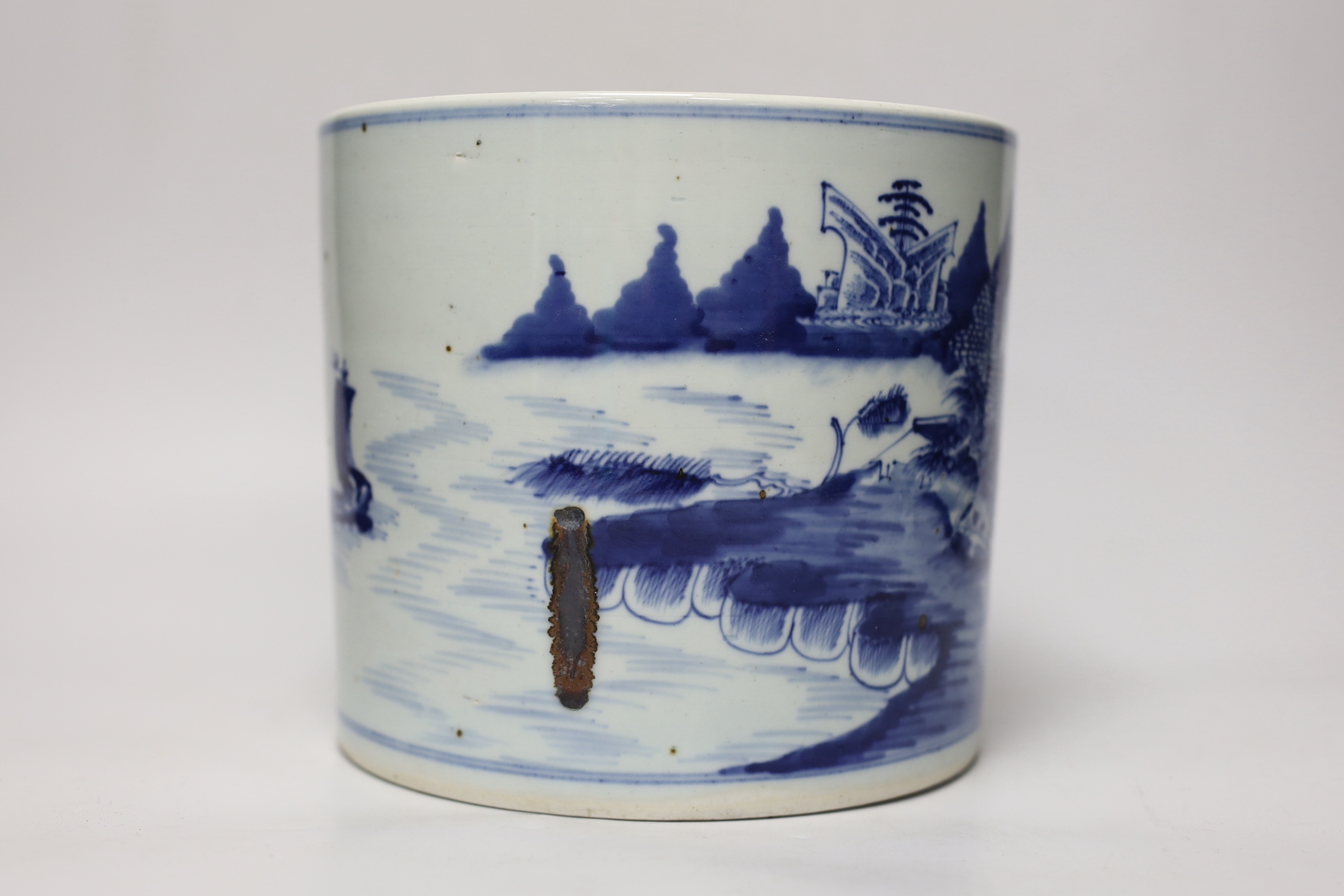 A Chinese blue and white brushpot, 17.5cm high - Image 2 of 6