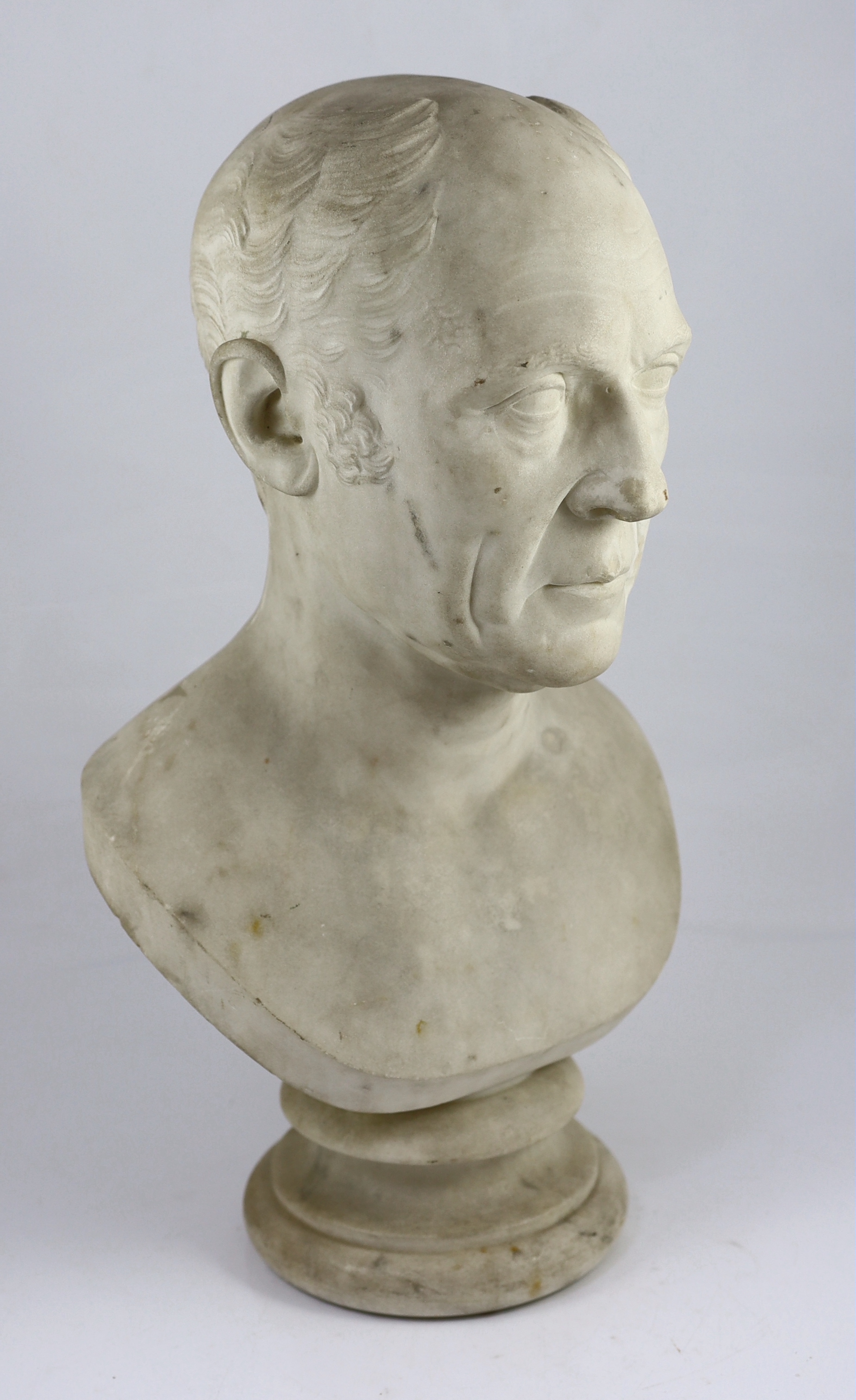 A carved white marble bust of a gentleman, second quarter 19th century, on a turned socle, 30cm - Image 2 of 4