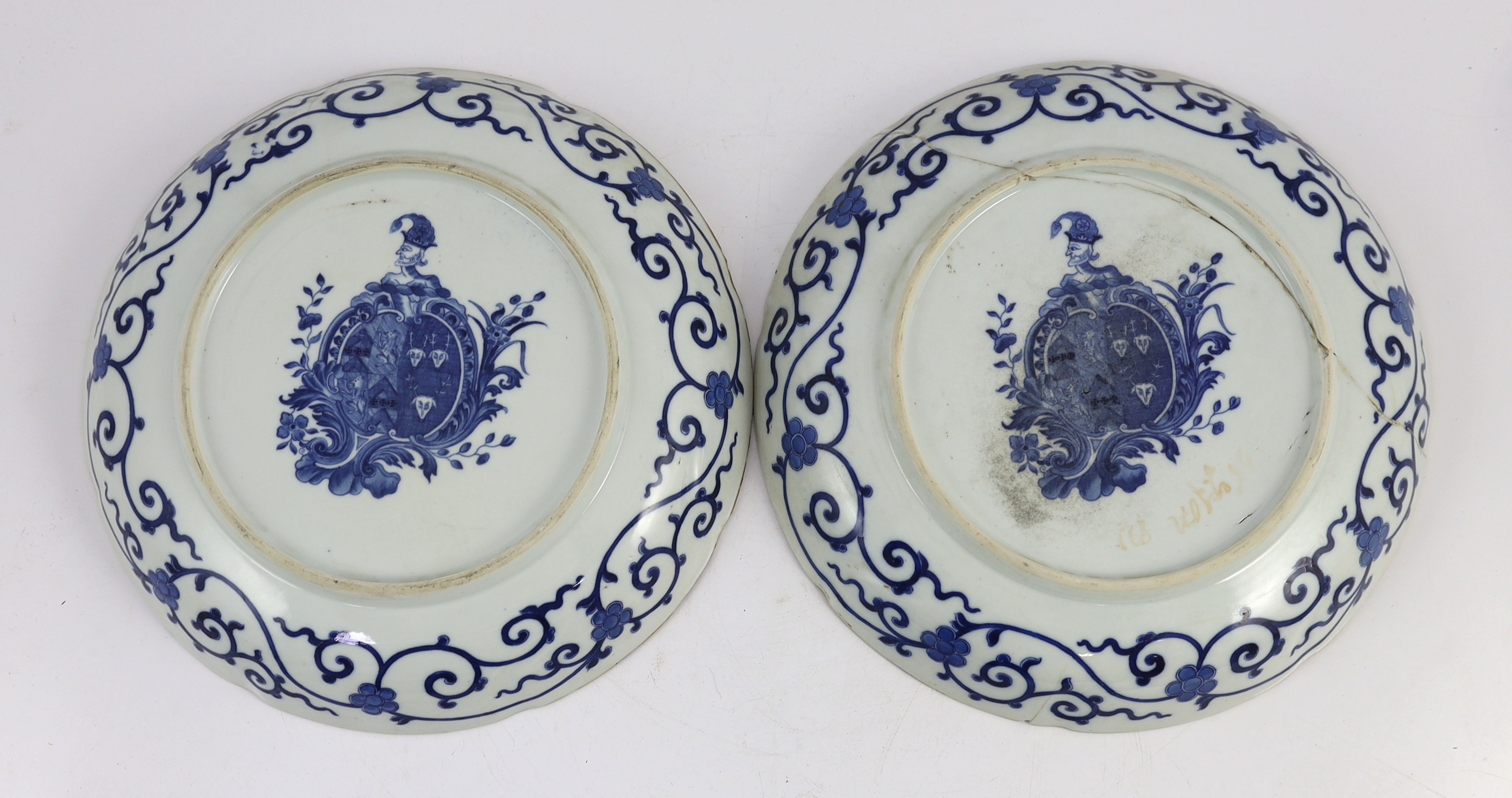 A pair of Chinese blue and white armorial dishes in Japanese Kakiemon style, Qianlong period, c. - Image 3 of 5