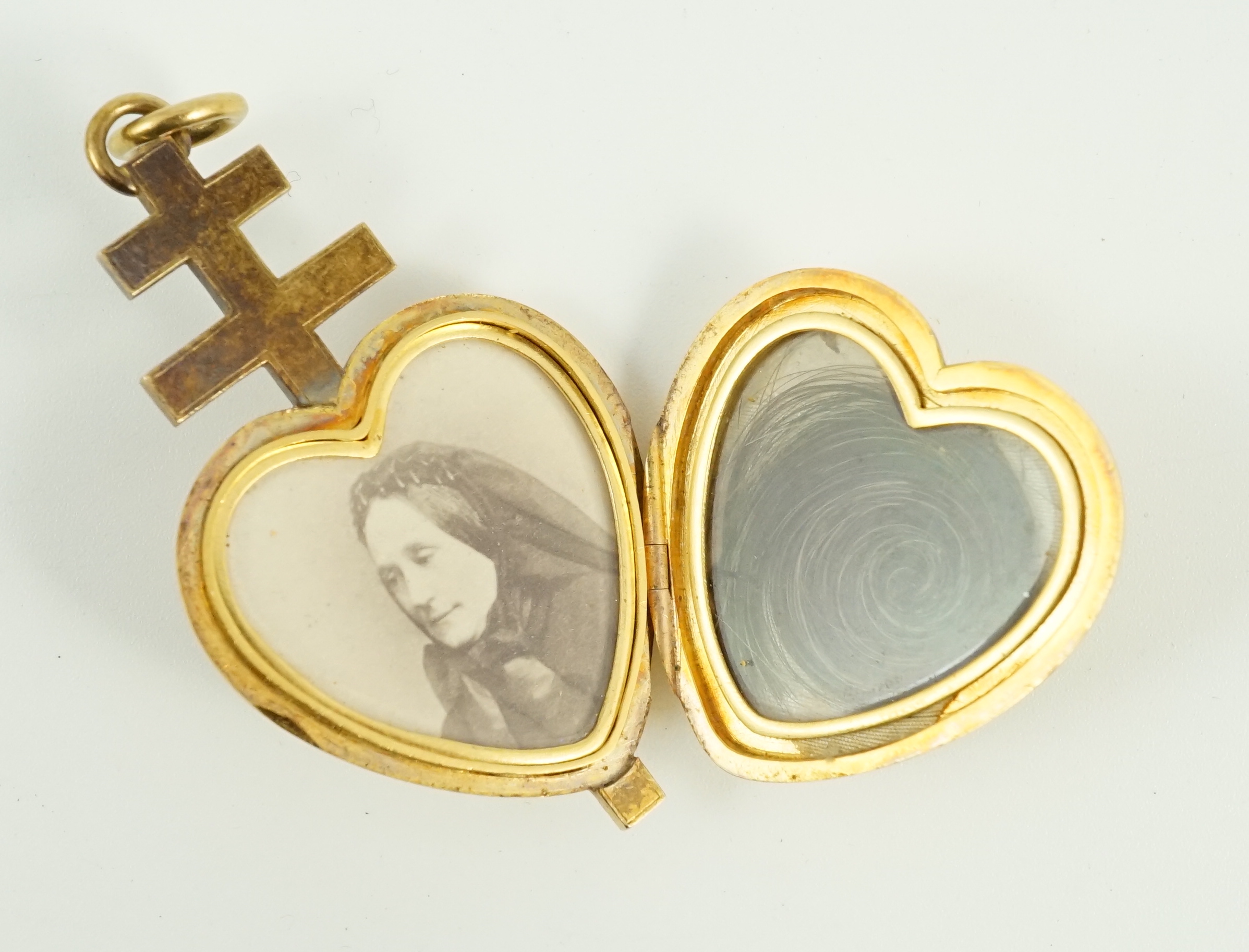 A Victorian gold heart shaped mourning pendant locket, with enamelled monogram, with engraved - Image 4 of 4