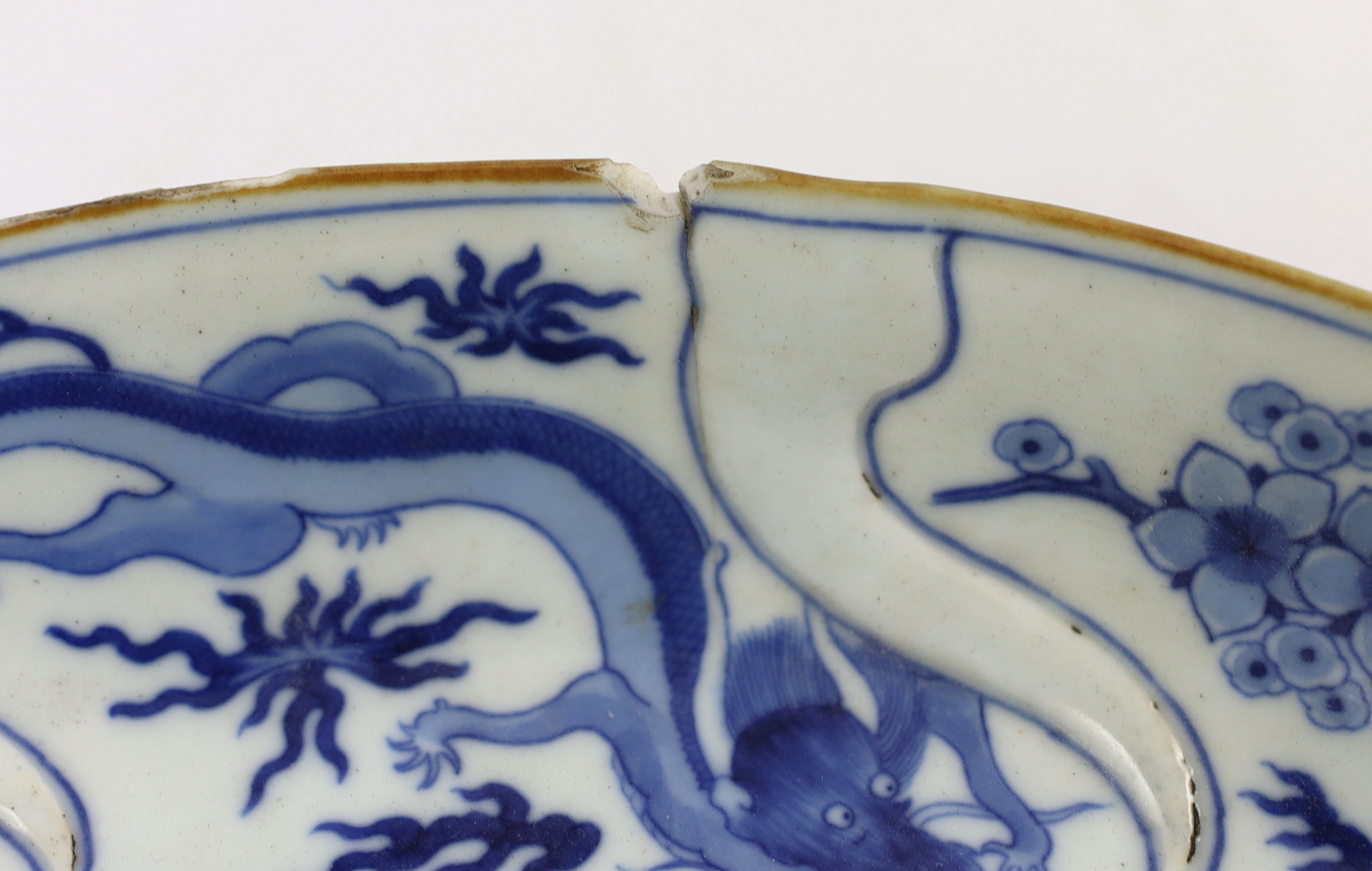 A pair of Chinese blue and white armorial dishes in Japanese Kakiemon style, Qianlong period, c. - Image 4 of 5