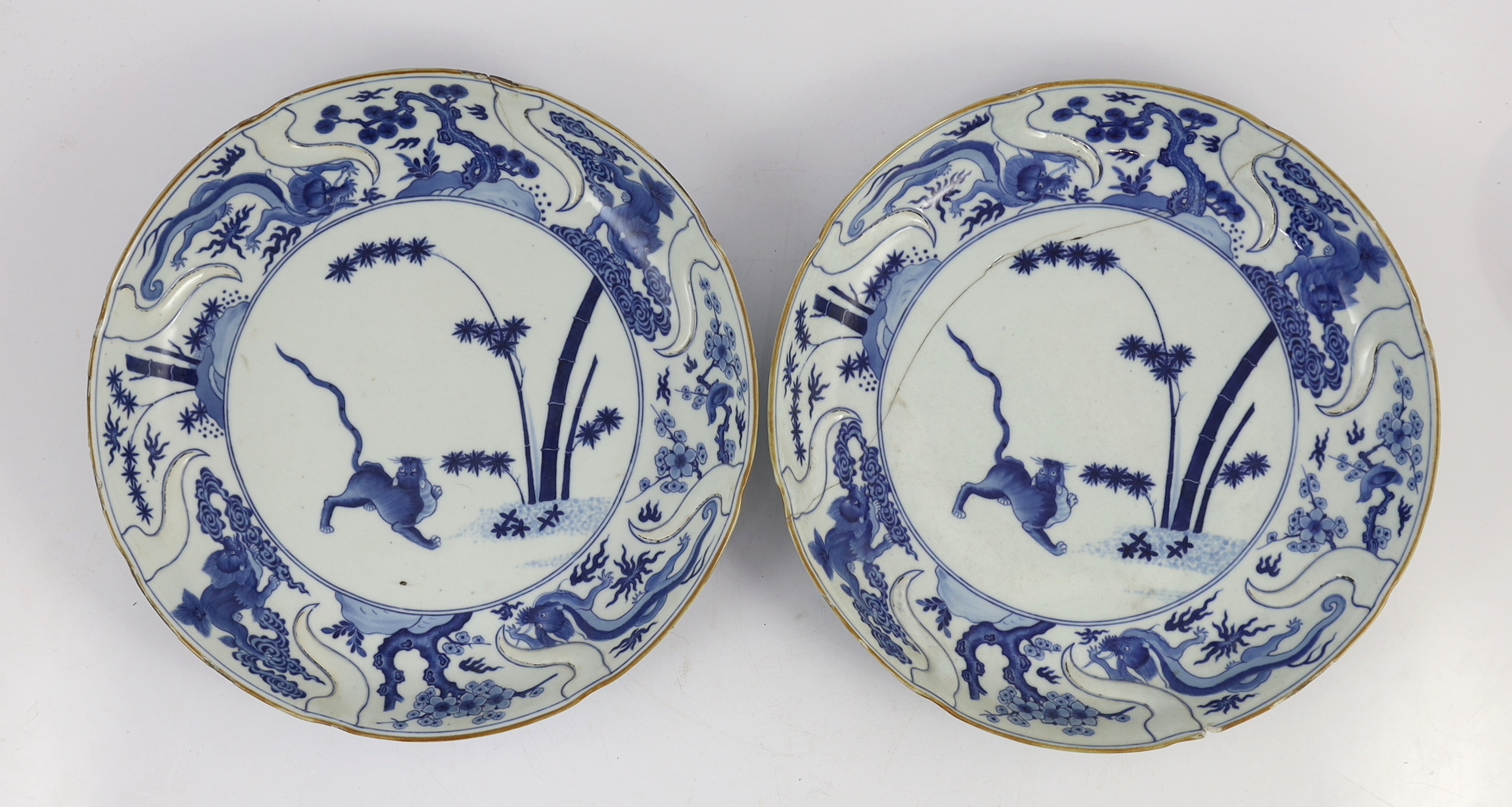 A pair of Chinese blue and white armorial dishes in Japanese Kakiemon style, Qianlong period, c. - Image 2 of 5