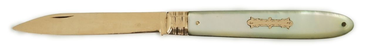 A George III mother of pearl mounted gold fruit knife, unmarked, closed 73mm.***CONDITION REPORT***