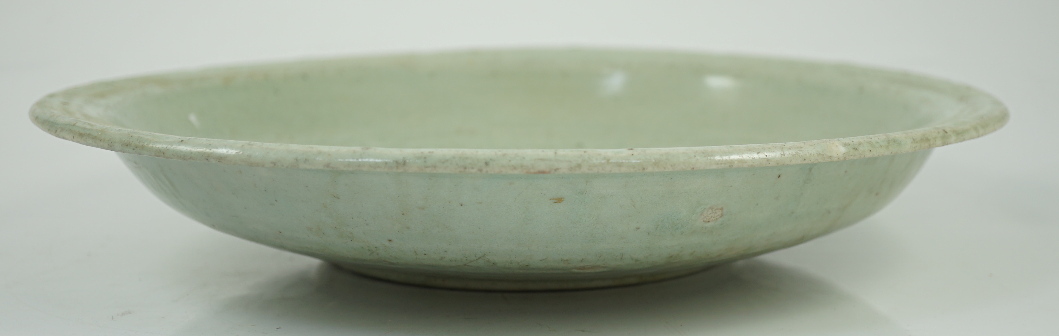 A Chinese Longquan celadon dish, Yuan-Ming dynasty, 13th/14th century, covered in a pale sea green - Image 3 of 10