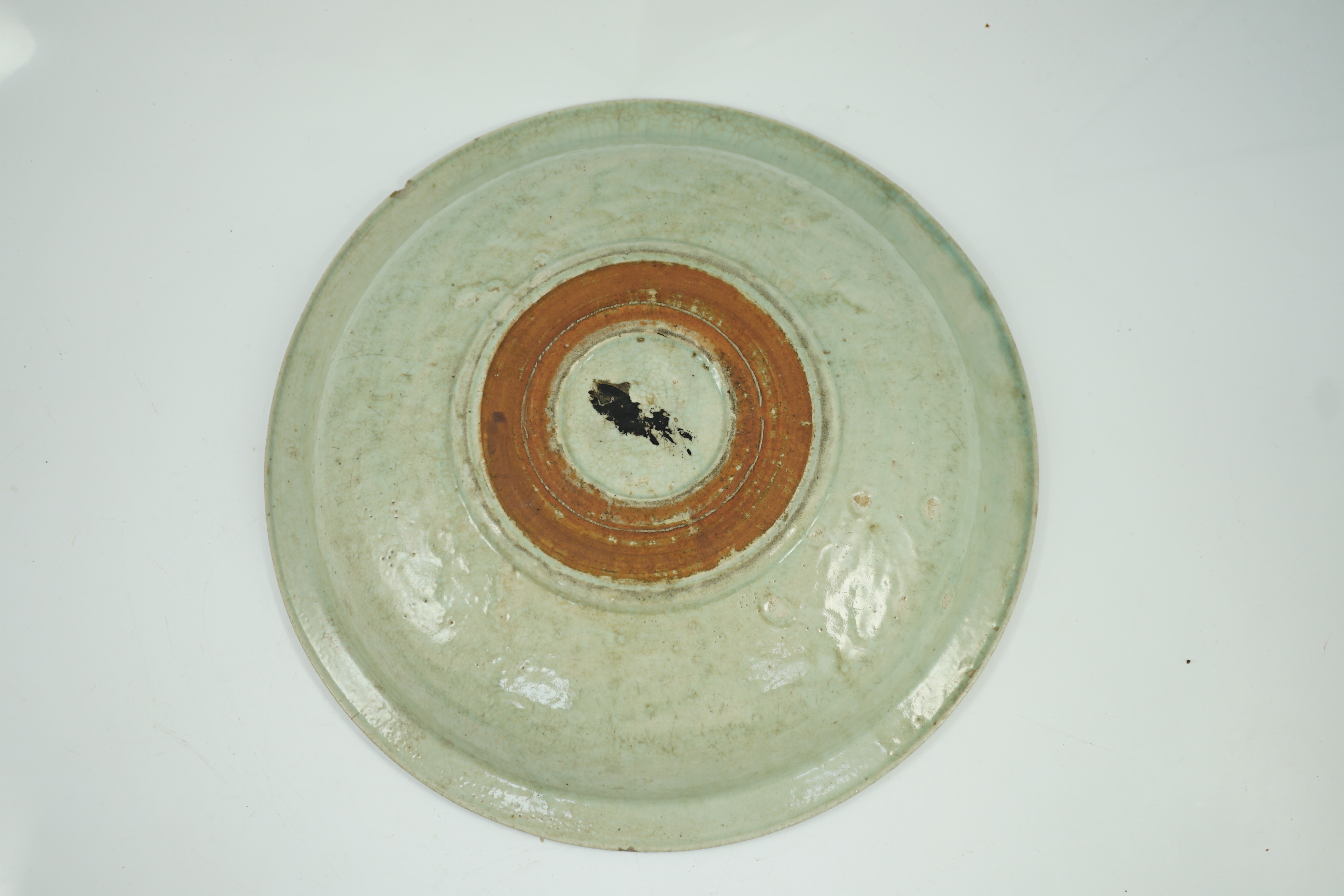 A Chinese Longquan celadon dish, Yuan-Ming dynasty, 13th/14th century, covered in a pale sea green - Image 5 of 10