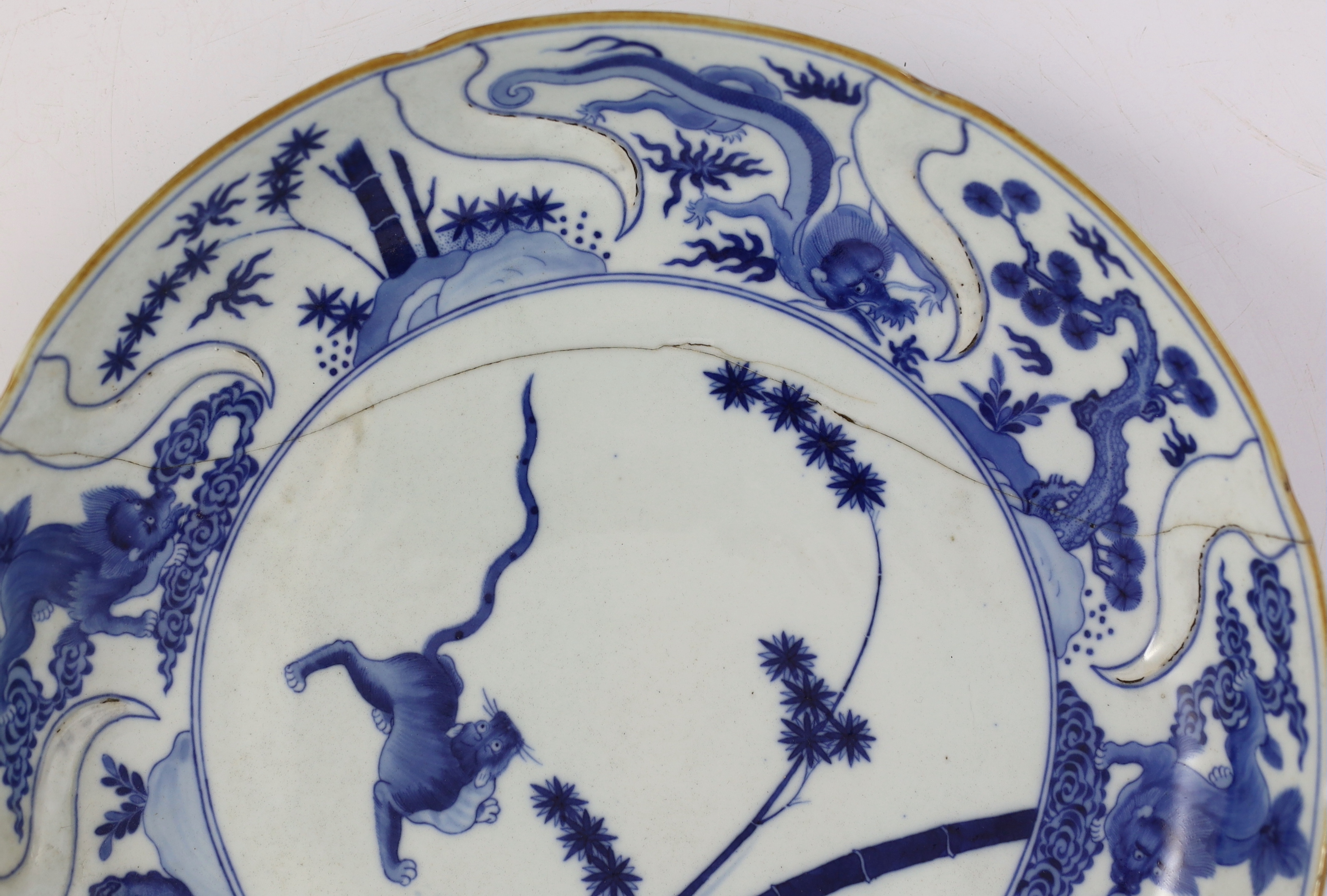 A pair of Chinese blue and white armorial dishes in Japanese Kakiemon style, Qianlong period, c. - Image 5 of 5
