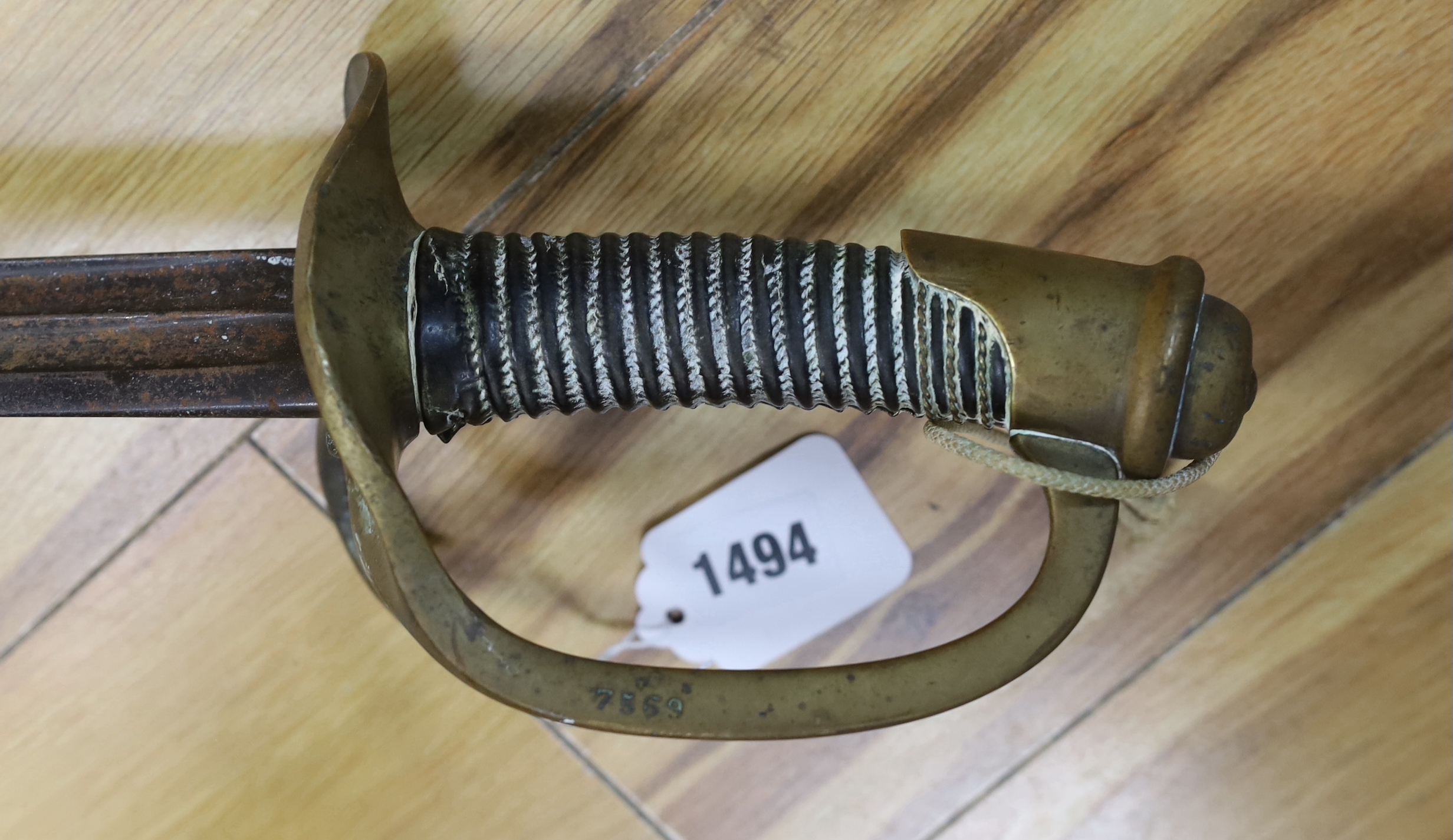 A 19th century French cavalry sword, 109cm long - Image 4 of 4