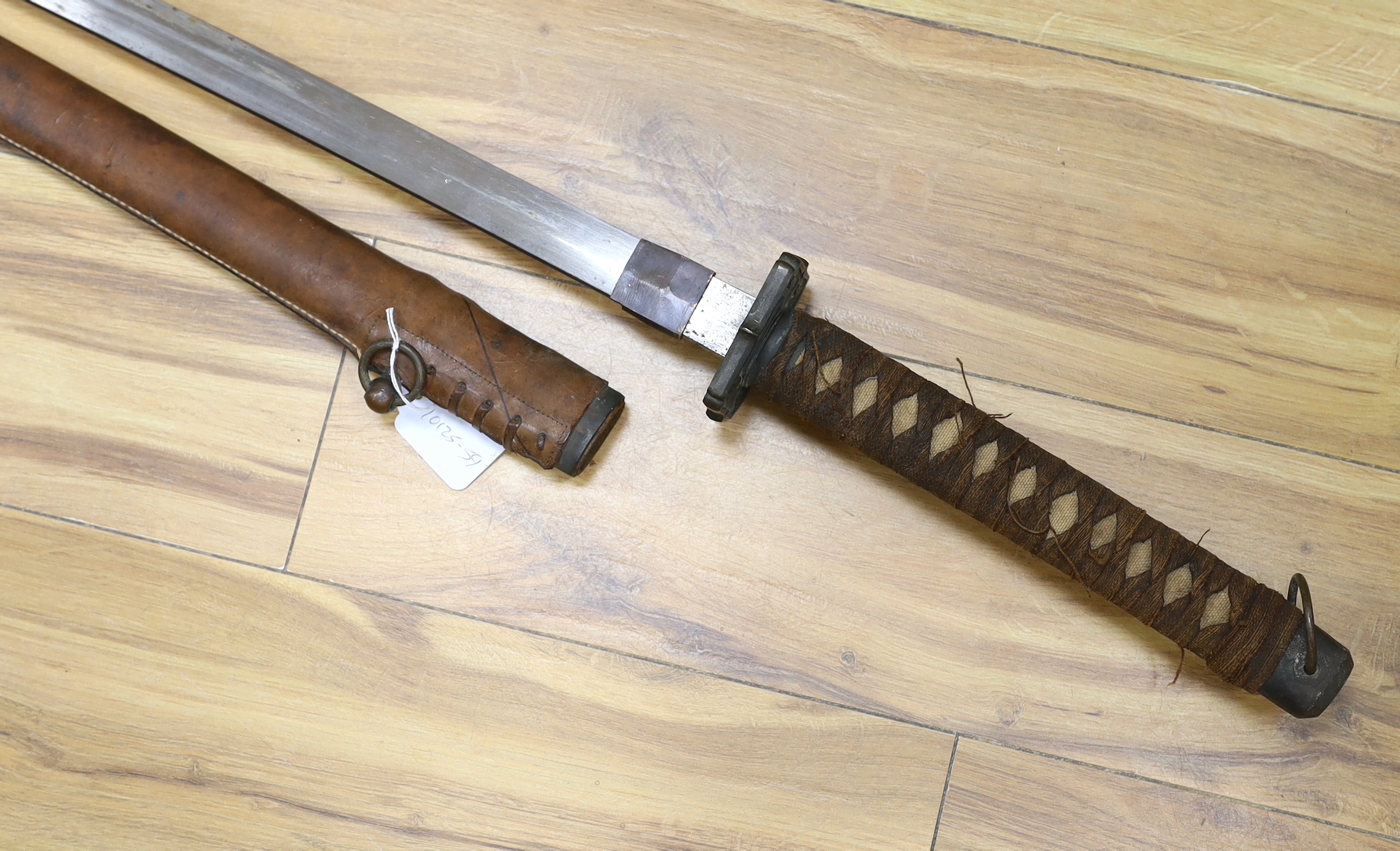 A Japanese WWII Shin gunto (sword) and leather mounted scabbard - Image 4 of 6