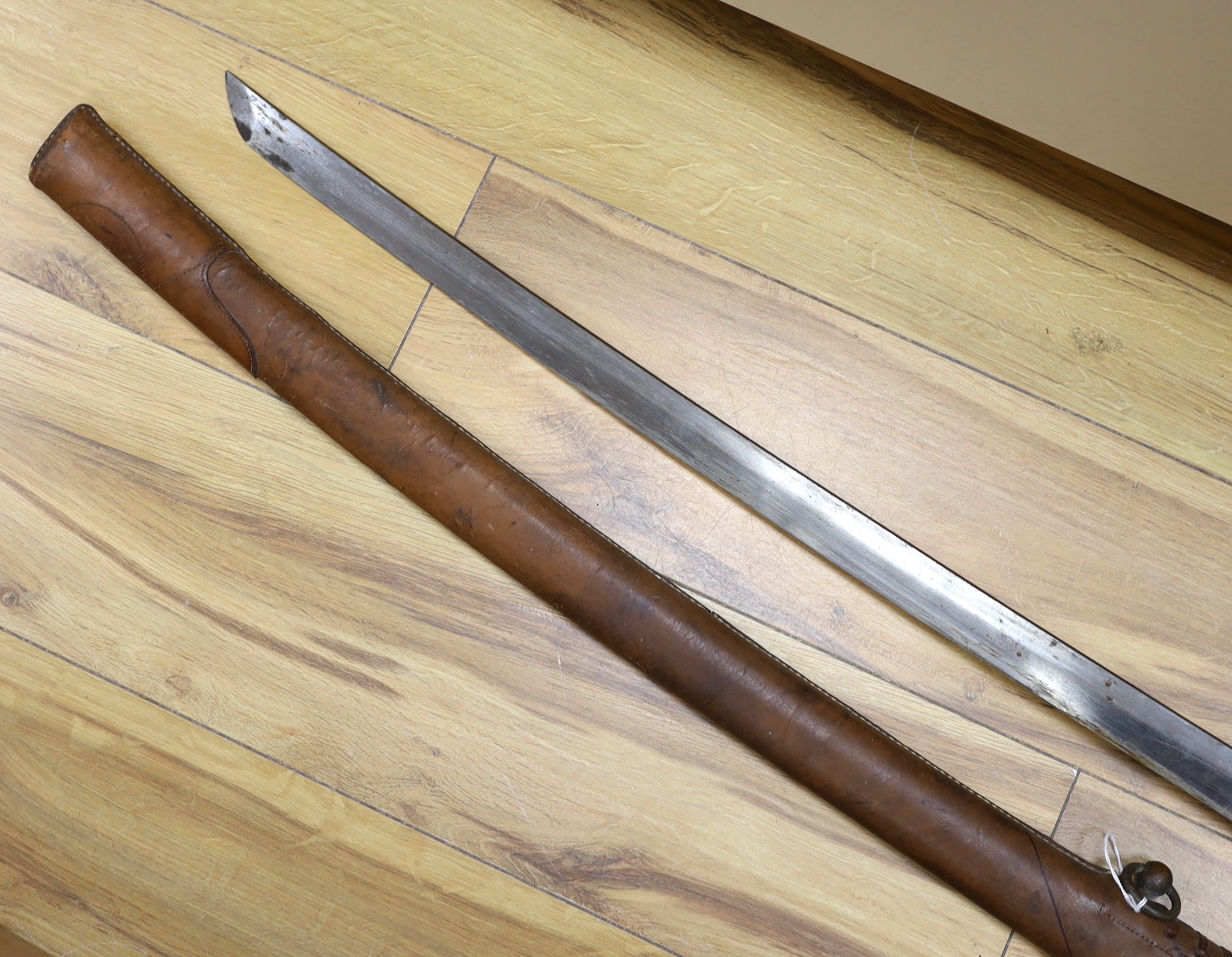 A Japanese WWII Shin gunto (sword) and leather mounted scabbard - Image 3 of 6