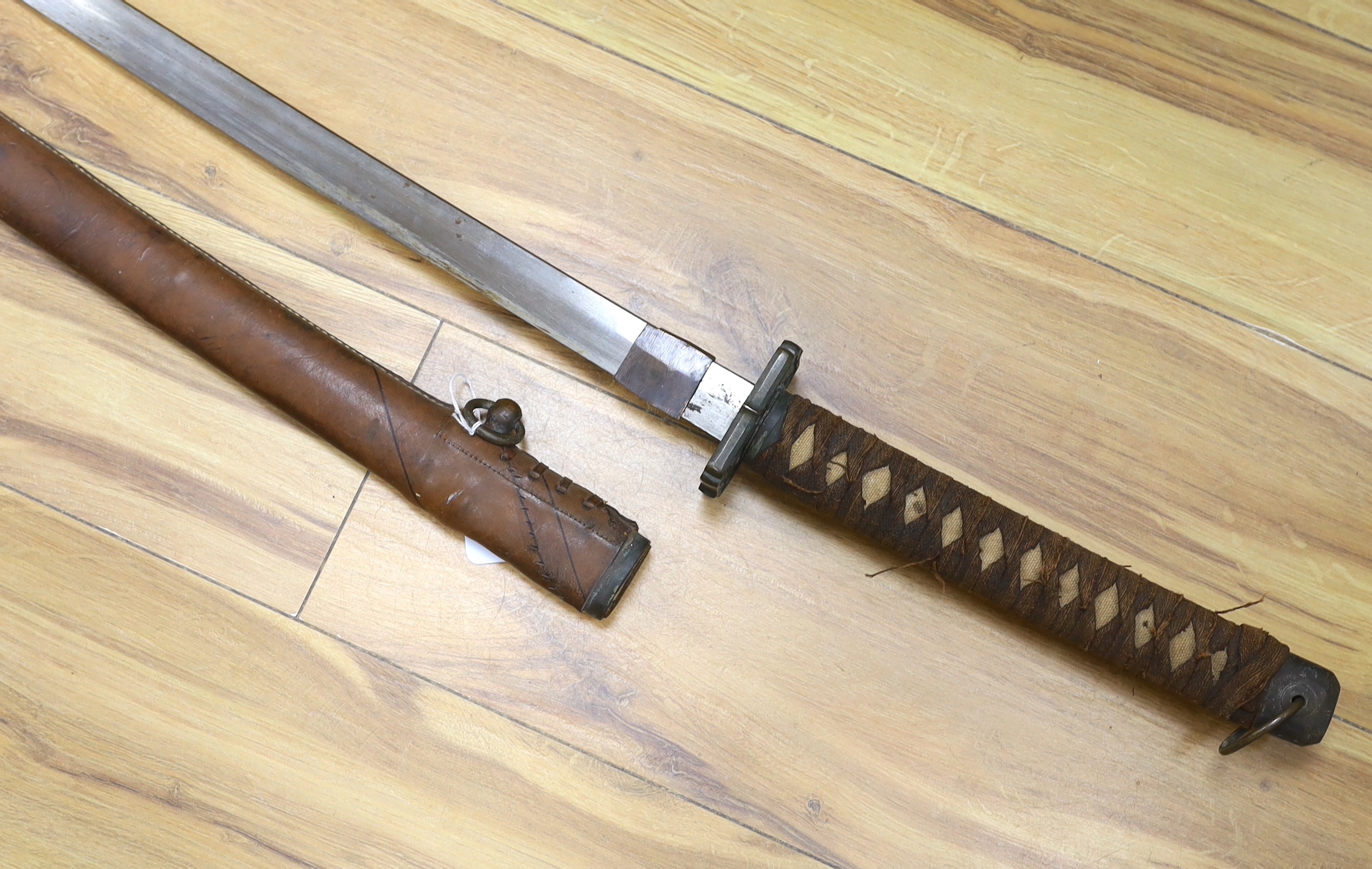 A Japanese WWII Shin gunto (sword) and leather mounted scabbard - Image 2 of 6