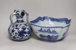 A Chinese blue and white bowl and two handled double gourd vase, tallest 21cm