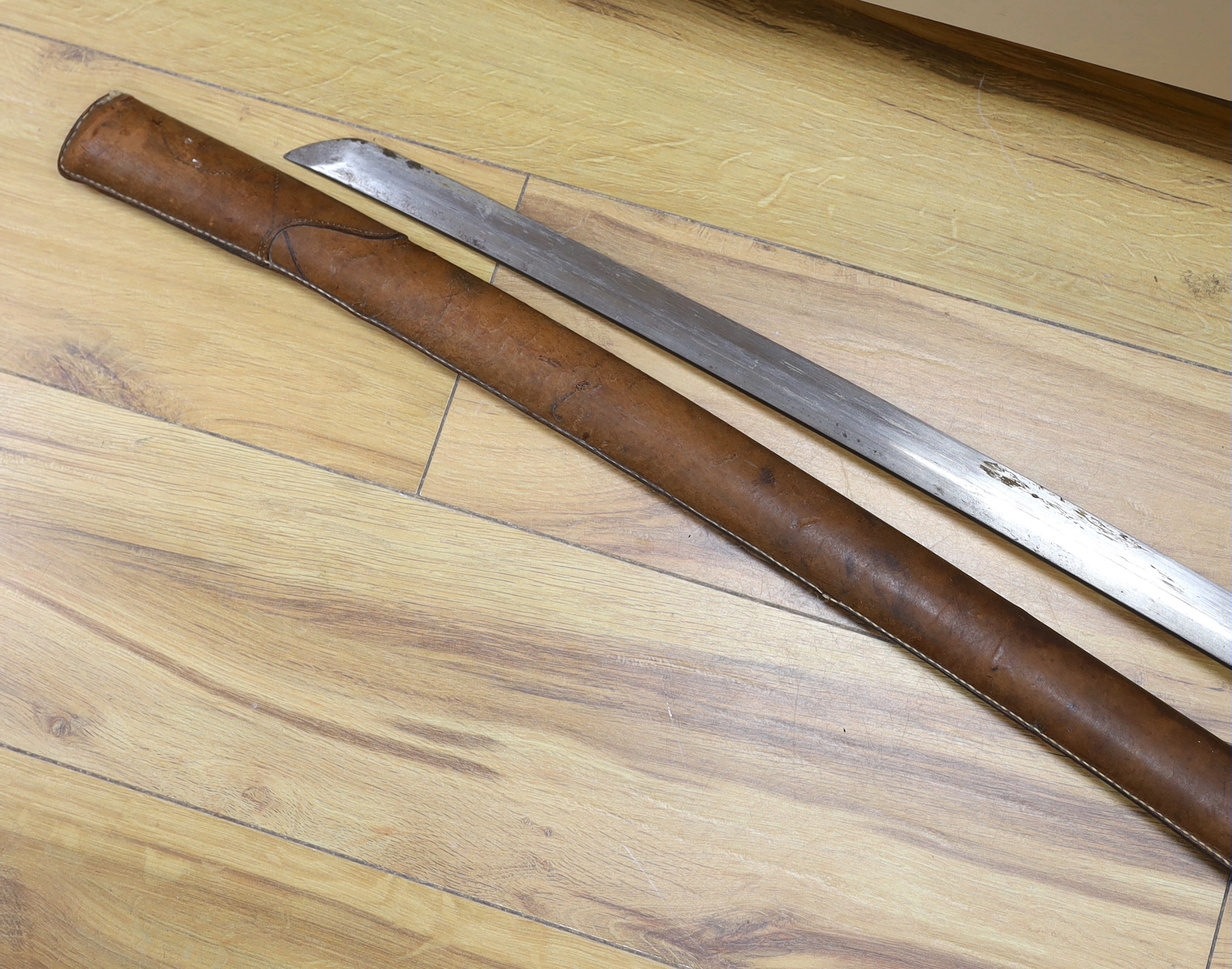 A Japanese WWII Shin gunto (sword) and leather mounted scabbard - Image 5 of 6