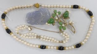 A modern single strand cultured pearl and agate bead necklace with 9ct gold and cultured pearl