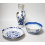 A Chinese blue and white bottle neck vase with figural decoration and gel similar bowls, vase 17cm