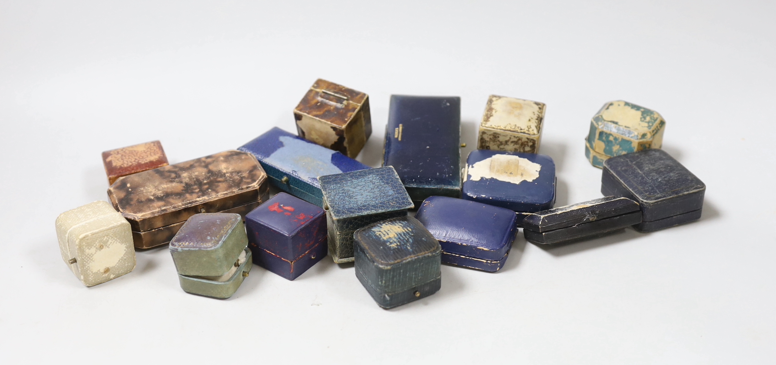 A small quantity of assorted jewellery boxes.